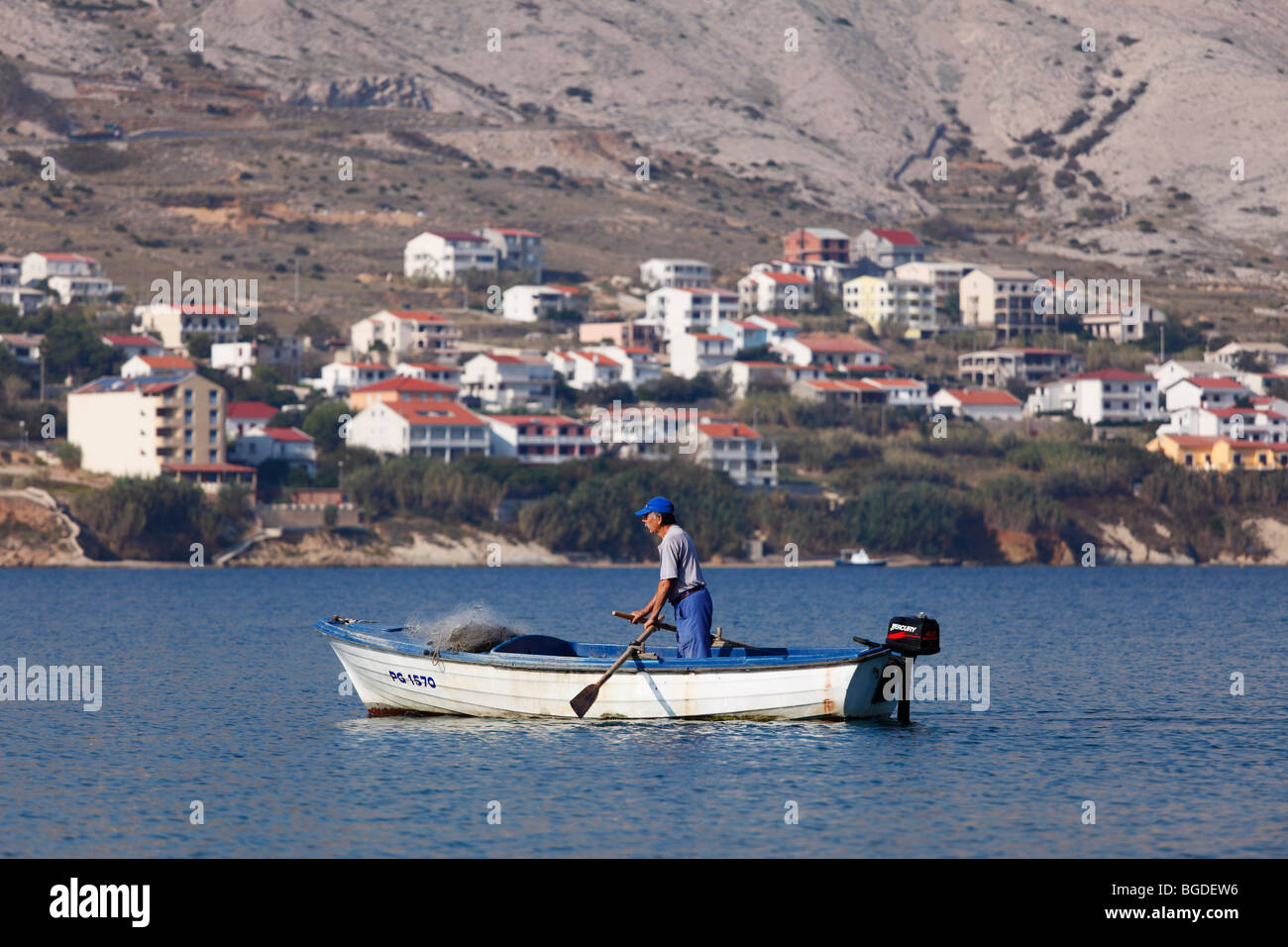 Pescatore in barca da pesca off Pag, isola di Pag, Dalmazia, Mare Adriatico, Croazia, Europa Foto Stock