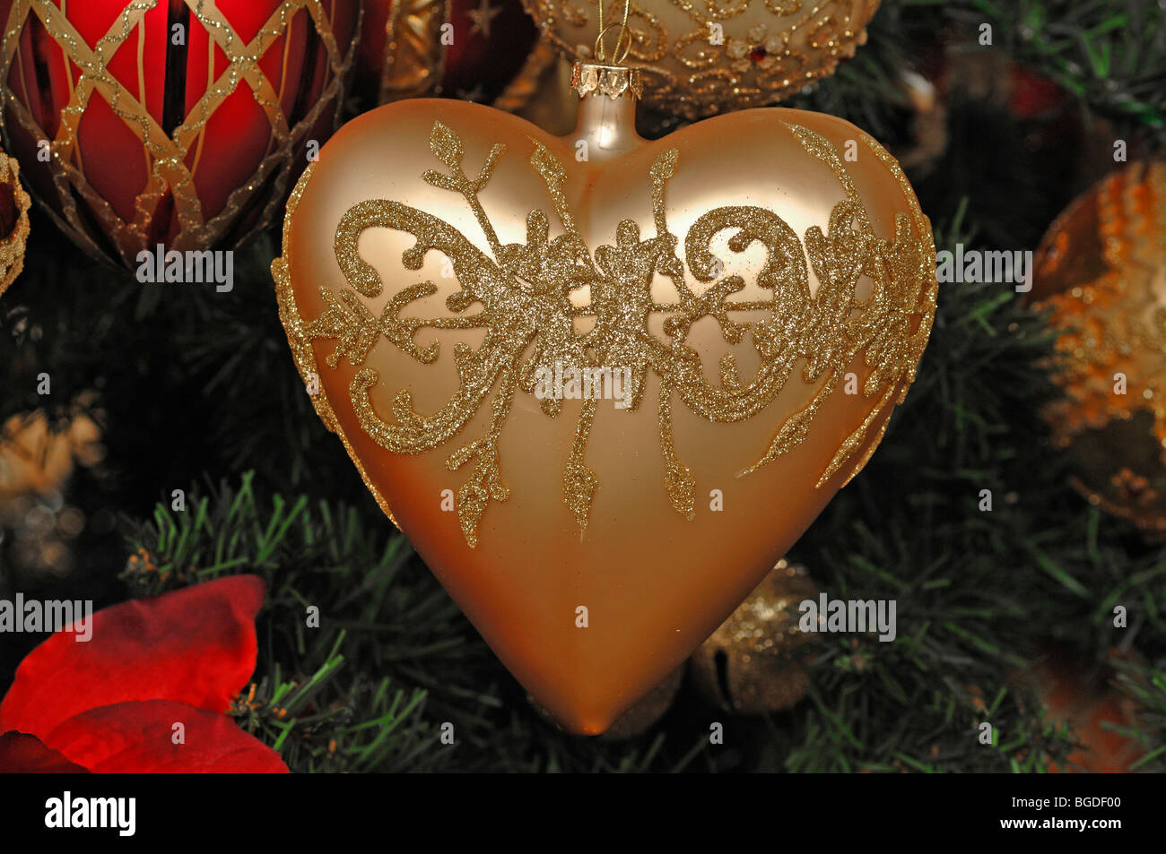 Cuore come ornamento di albero su un albero di Natale, Villa Ambiente, Im Weller, Norimberga, Media Franconia, Baviera, Germania, Europa Foto Stock