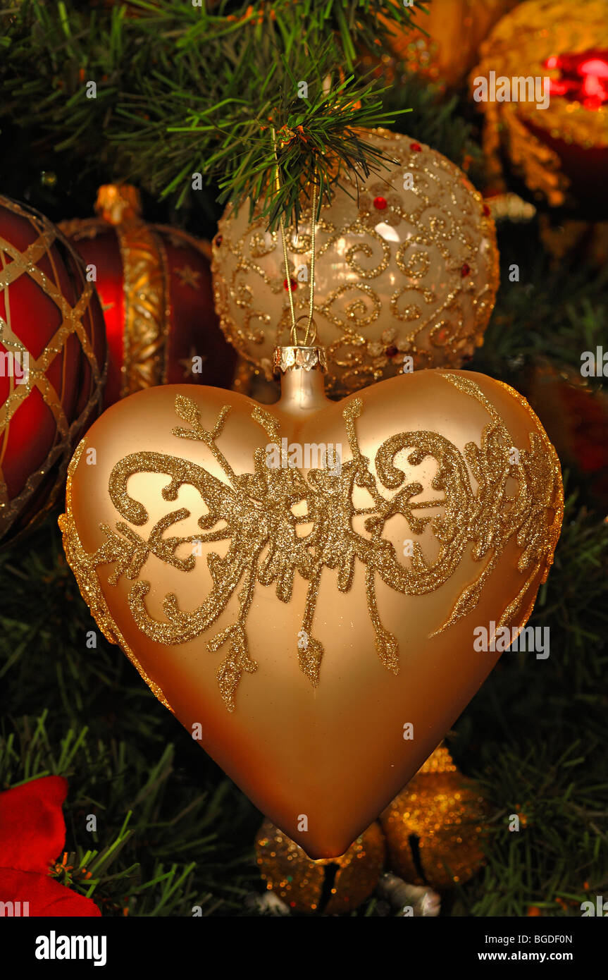 Cuore e Pallina natale come addobbi per l'albero su un albero di Natale, Villa Ambiente, Im Weller, Norimberga, Media Franconia, Bavar Foto Stock