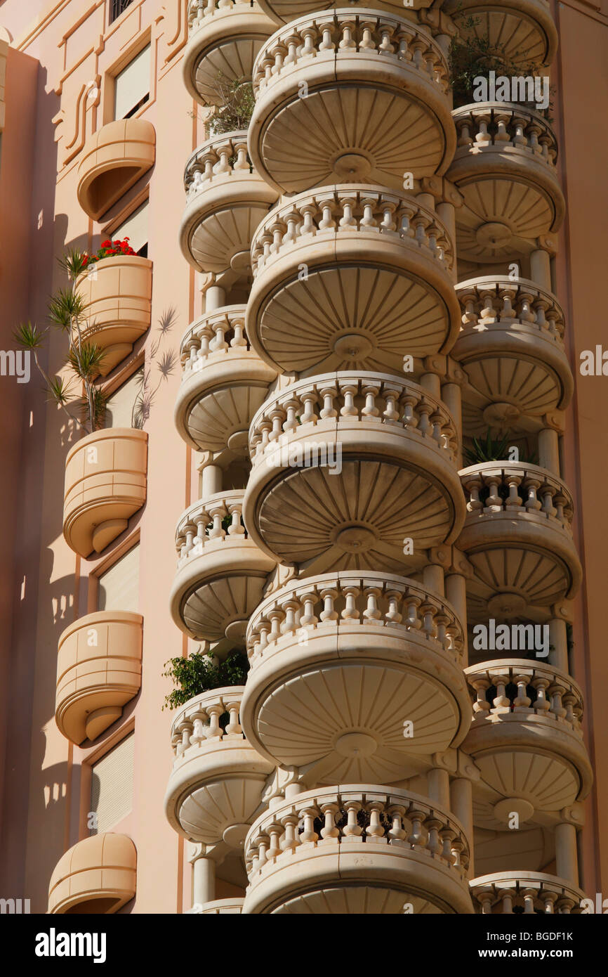 Balconi rotondo di un alto edificio di appartamenti in Le Larvotto distretto, Principato di Monaco, Côte d'Azur, Europa Foto Stock