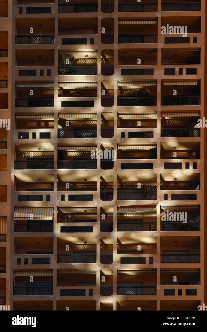 Sun riflessione della facciata in vetro del Grimaldi Forum sulla facciata di un grattacielo e Principato di Monaco, Cote d'Azur, UE Foto Stock