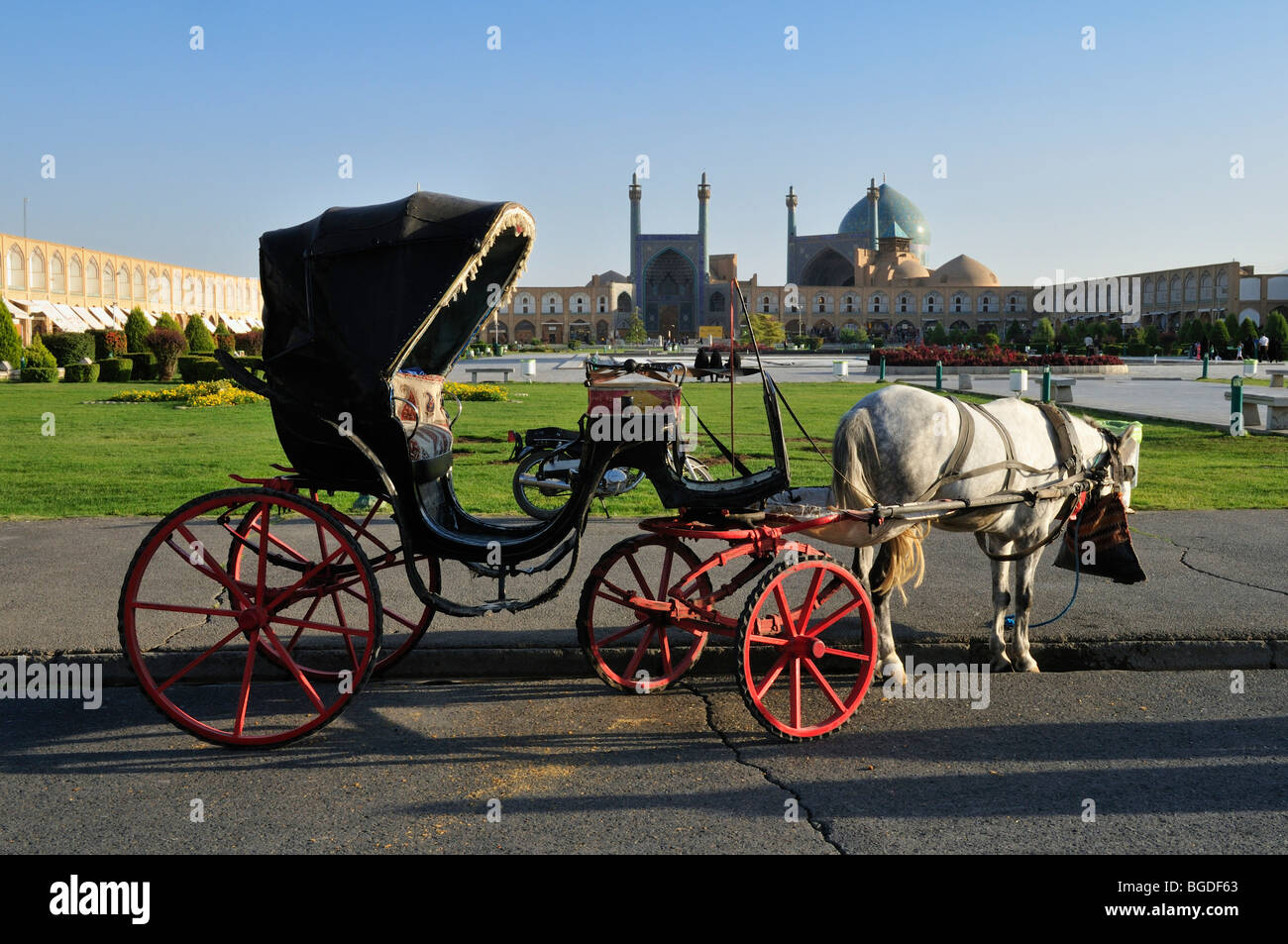 Carro trainato da cavalli su Meidan-e Emam, Naqsh-e JAHAN, Imam quadrato con lo Sceicco Lotfollah, Lotf Allah moschea, UNESCO World Heritag Foto Stock