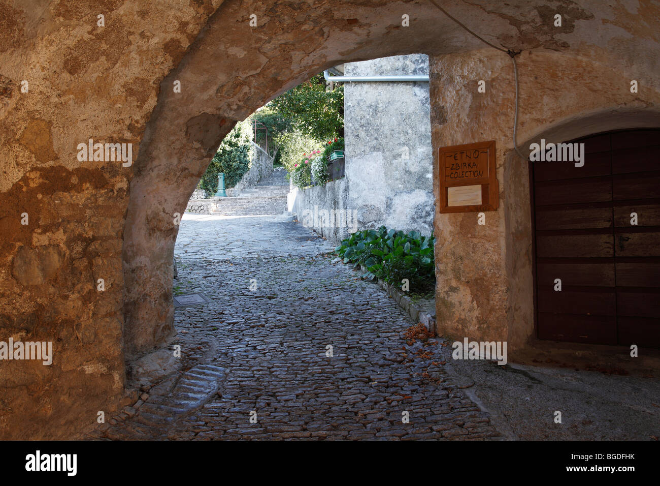 Il City Gate Veprinac, Cicarija montagne, Istria, Croazia, Europa Foto Stock