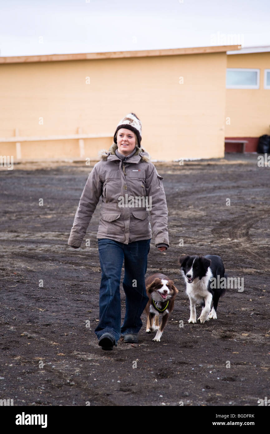 Giovane donna con i suoi cani. A sud dell'Islanda. Foto Stock