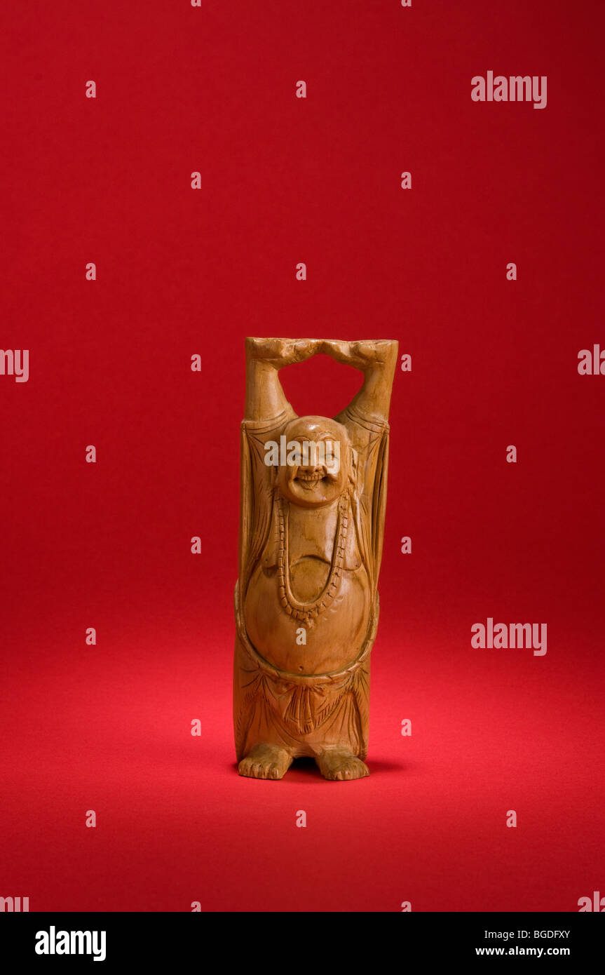 Una statuetta di un buddha sorridente Foto Stock