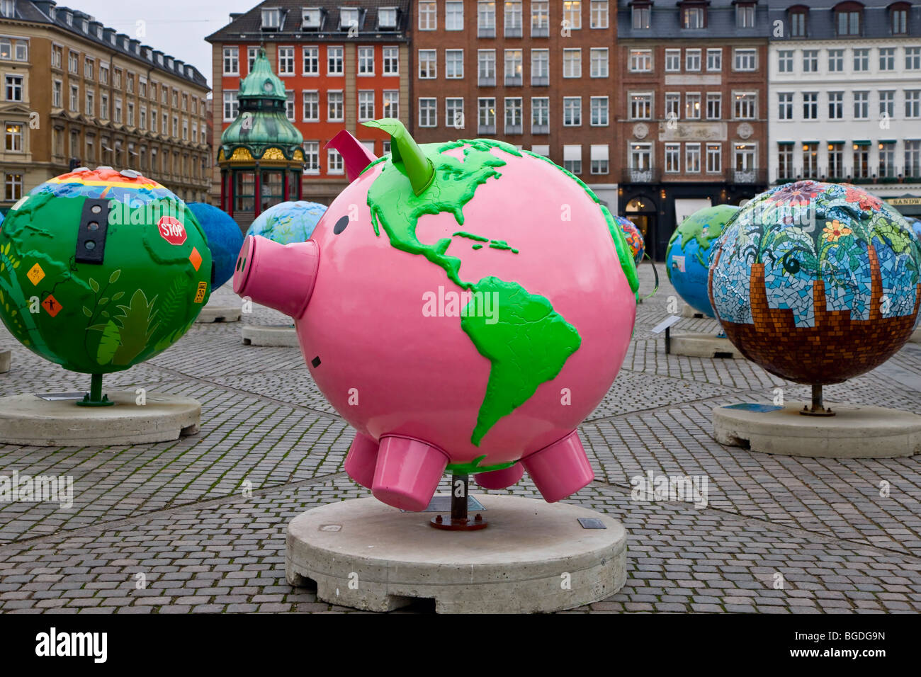 Globi d'arte fiera nel centro di Copenhagen, Danimarca, in Europa Foto Stock