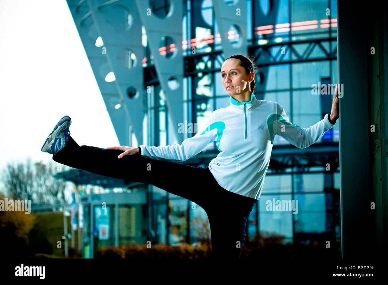 Giovane donna in fase di riscaldamento per jogging Foto Stock