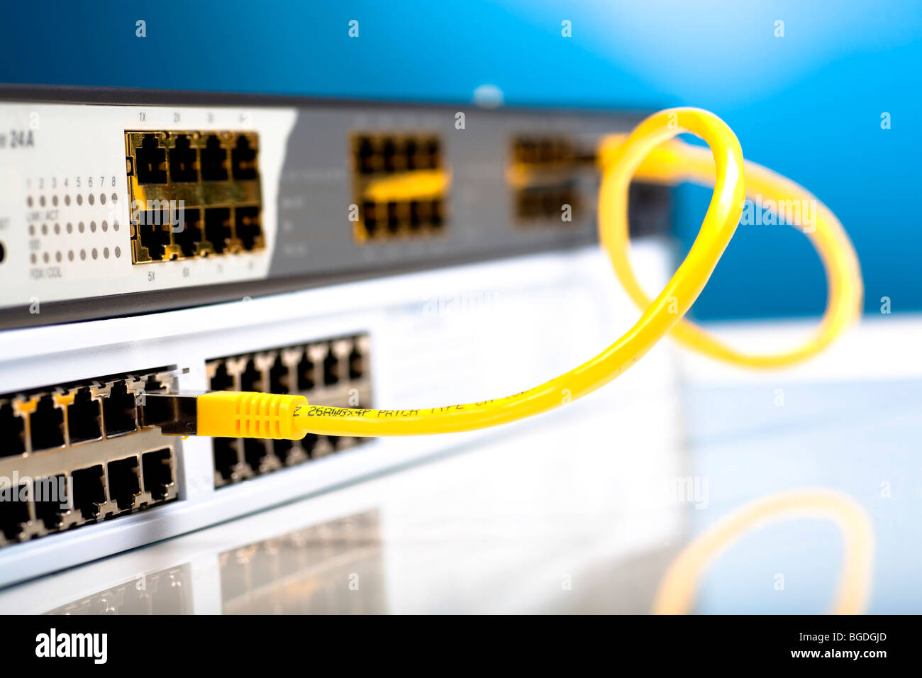 Switch di rete e cavi patch in una sala server Foto Stock