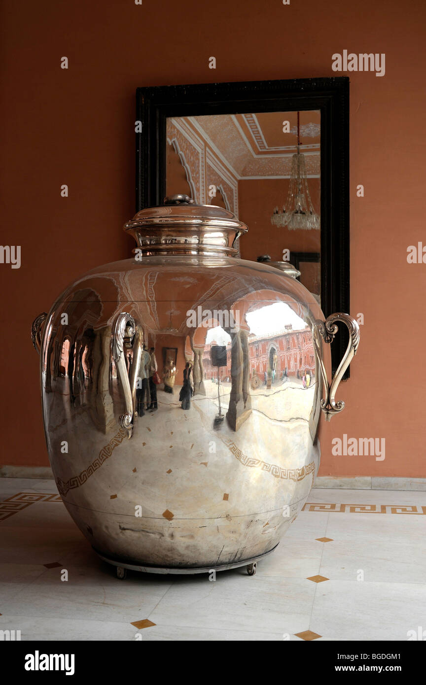 Uno dei due Gangajali, il più grande d'argento mai realizzati per il trasporto di acqua del Gange in un viaggio da Maharaja Madh Foto Stock