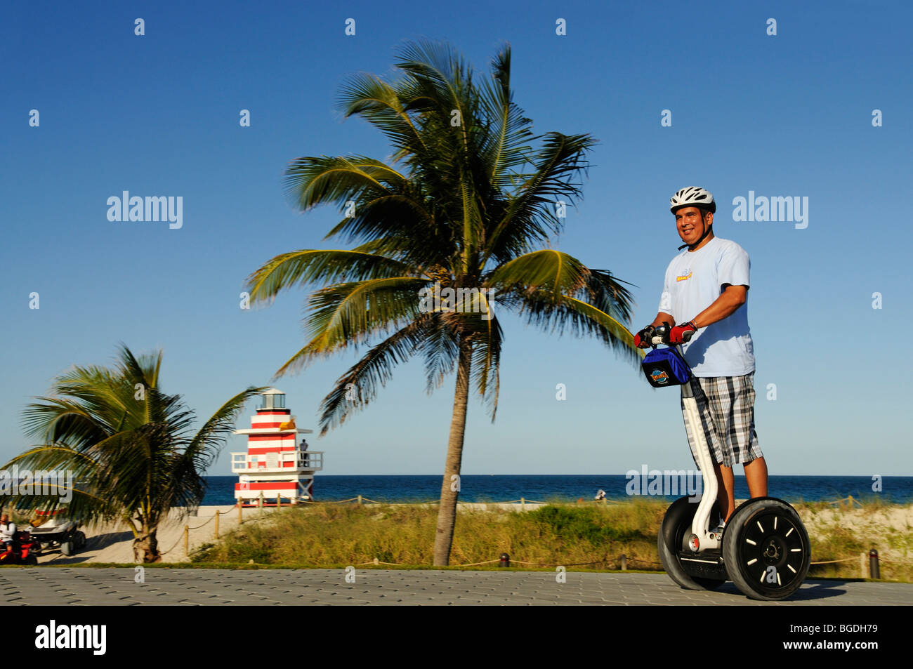 Uomo a cavallo di un Segway South Pointe Park, South Beach di Miami, Florida, Stati Uniti d'America Foto Stock