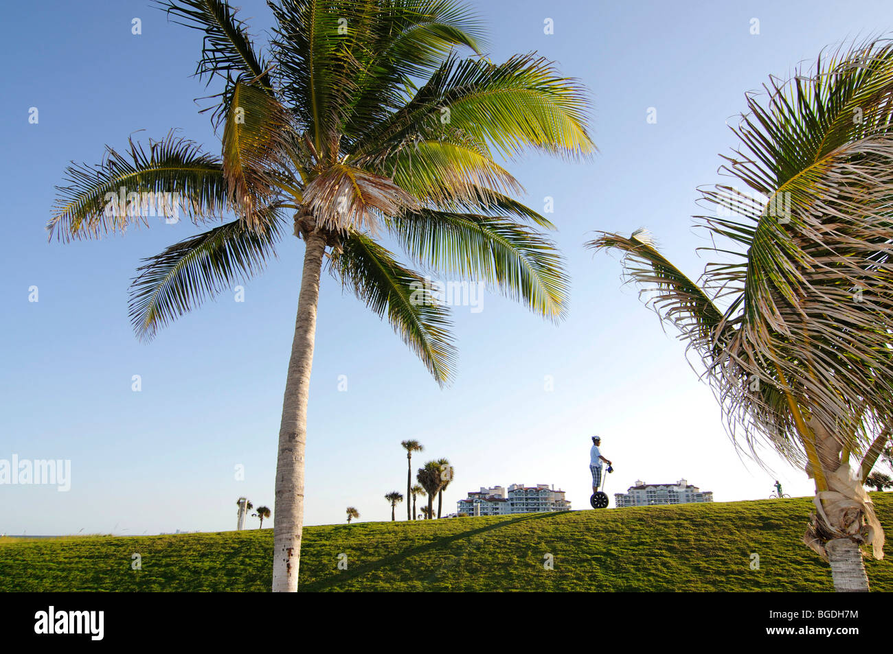 Uomo a cavallo di un Segway South Pointe Park, South Beach di Miami, Florida, Stati Uniti d'America Foto Stock