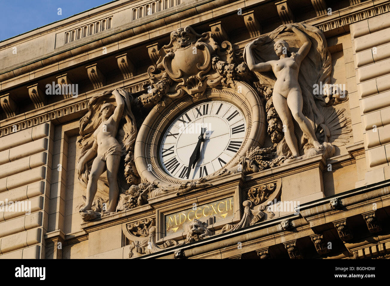 Orologio Sospeso Alla Stazione Ferroviaria Di Ginevra Svizzera - Fotografie  stock e altre immagini di Orologio - iStock