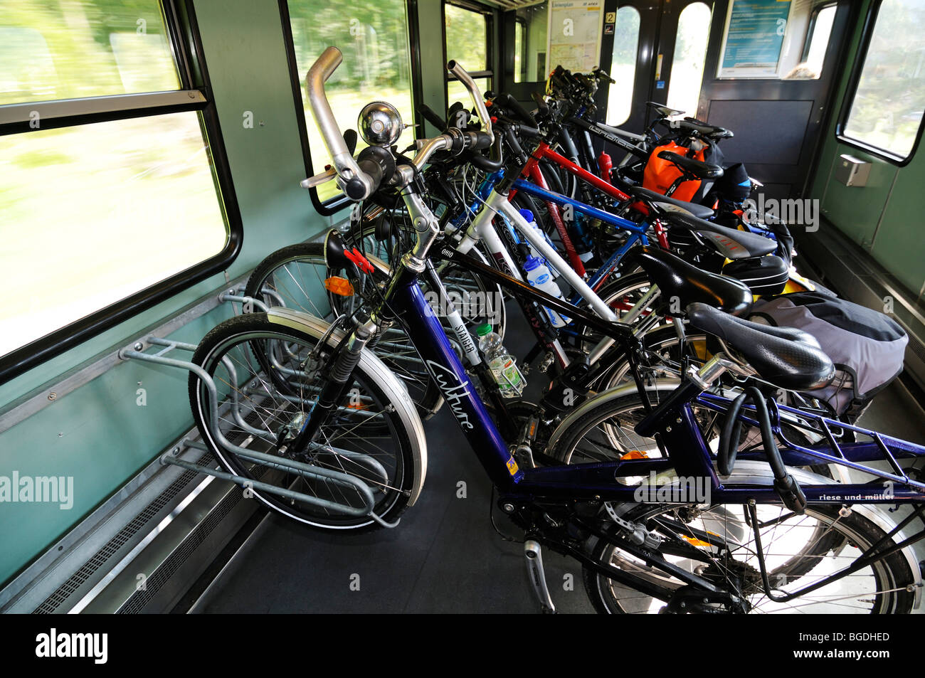 Servizio di trasporto biciclette in un Ferrovie Federali Svizzere carrello Foto Stock