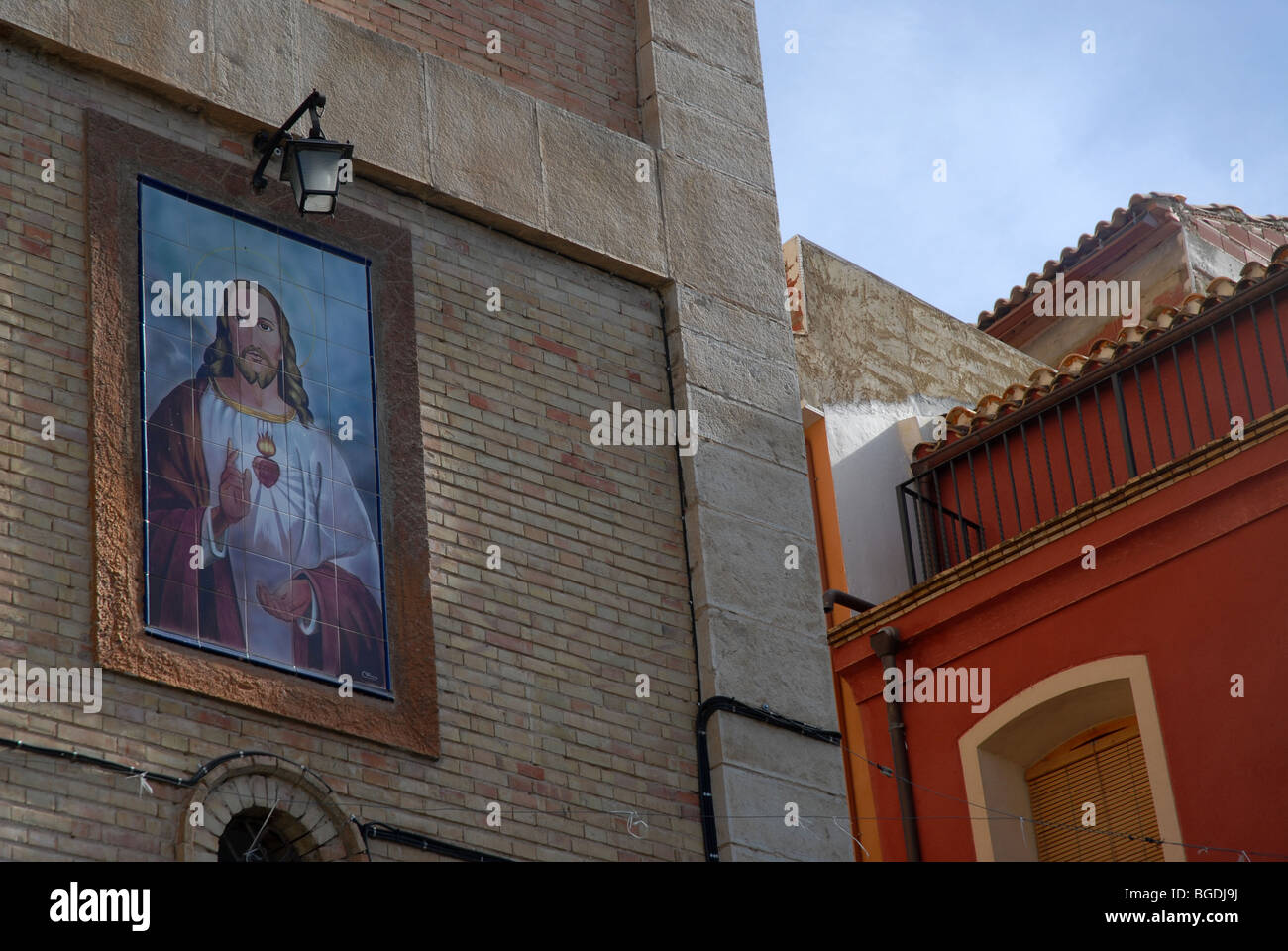 Immagine piastrellata che raffigura Gesù sulla parete della chiesa del villaggio Relleu, provincia di Alicante, Comunidad Valenciana, Spagna Foto Stock