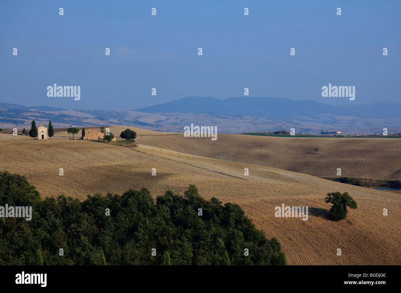 Chiesa di Vitaleta e fattoria in campi arati nei pressi di San Quirico d'Orcia e la Toscana, Italia. Foto Stock