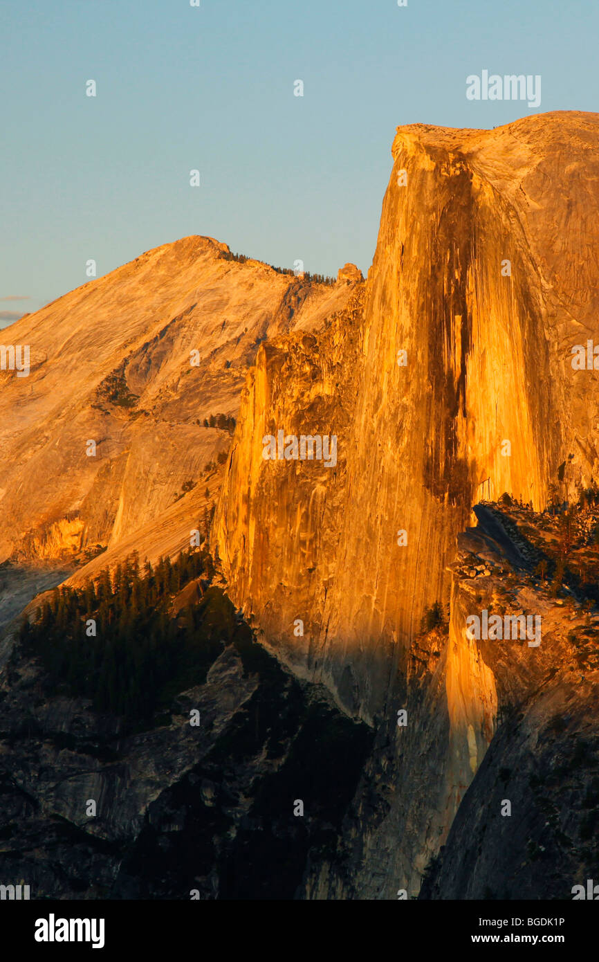 Mezza Cupola al tramonto dal punto ghiacciaio, il Parco Nazionale Yosemite in California Foto Stock