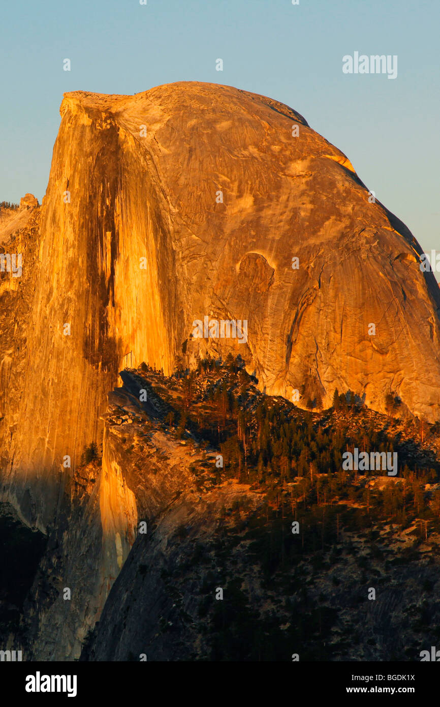 Mezza Cupola al tramonto dal punto ghiacciaio, il Parco Nazionale Yosemite in California Foto Stock