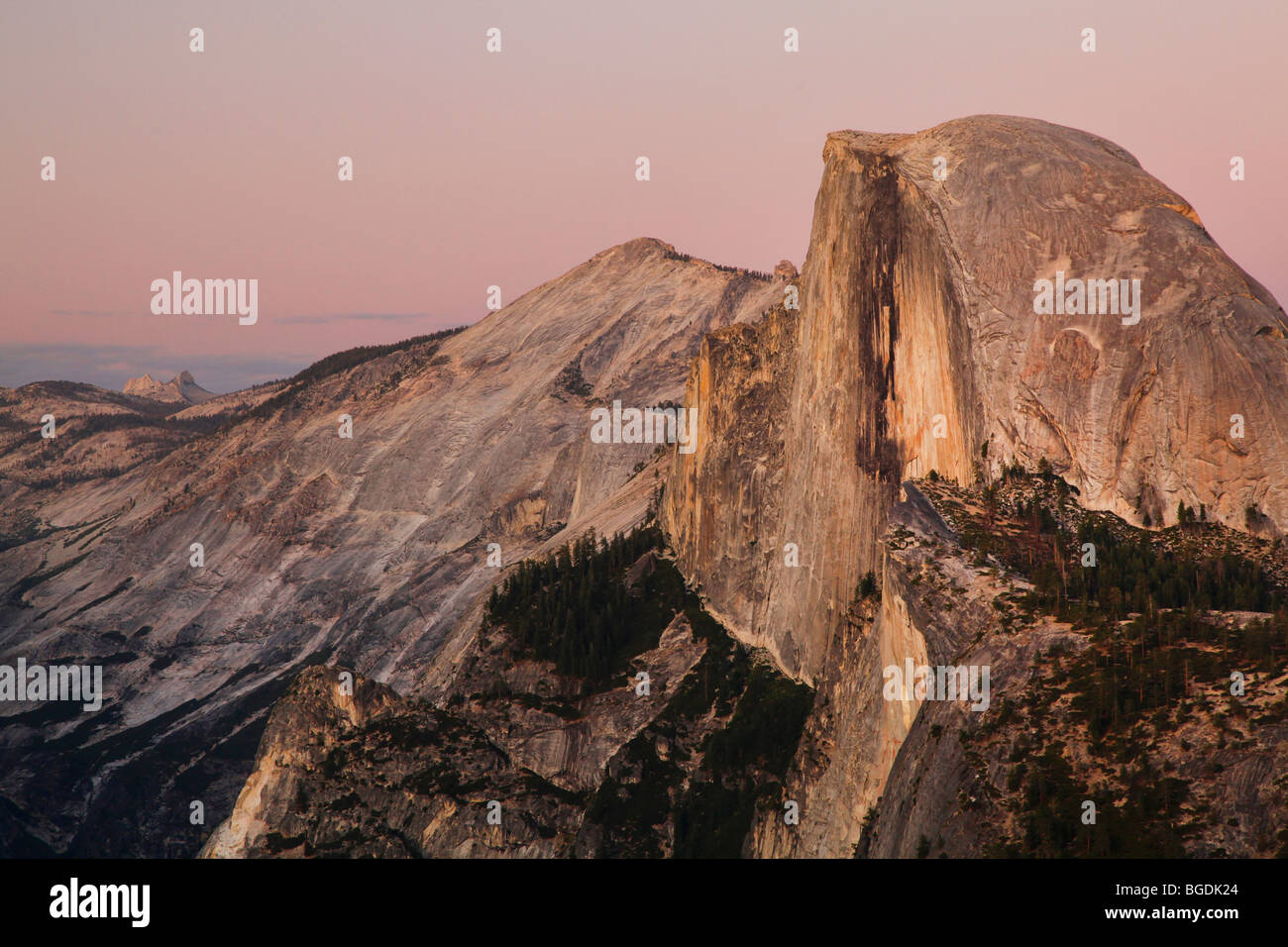 Mezza Cupola al tramonto dal punto ghiacciaio, il Parco Nazionale Yosemite in California Foto Stock