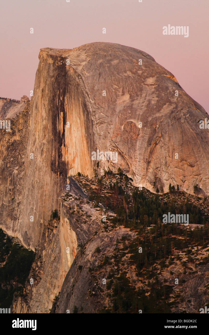 Mezza Cupola al tramonto dal punto ghiacciaio, il Parco Nazionale Yosemite in California Foto Stock