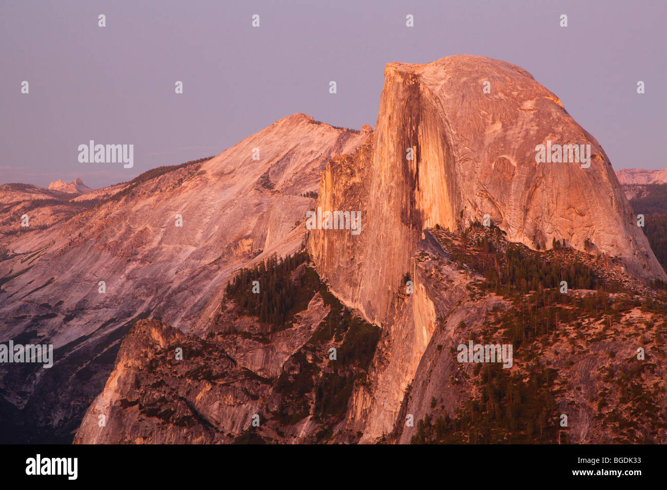 Mezza Cupola al tramonto dal punto ghiacciaio, il Parco Nazionale Yosemite in California Foto Stock
