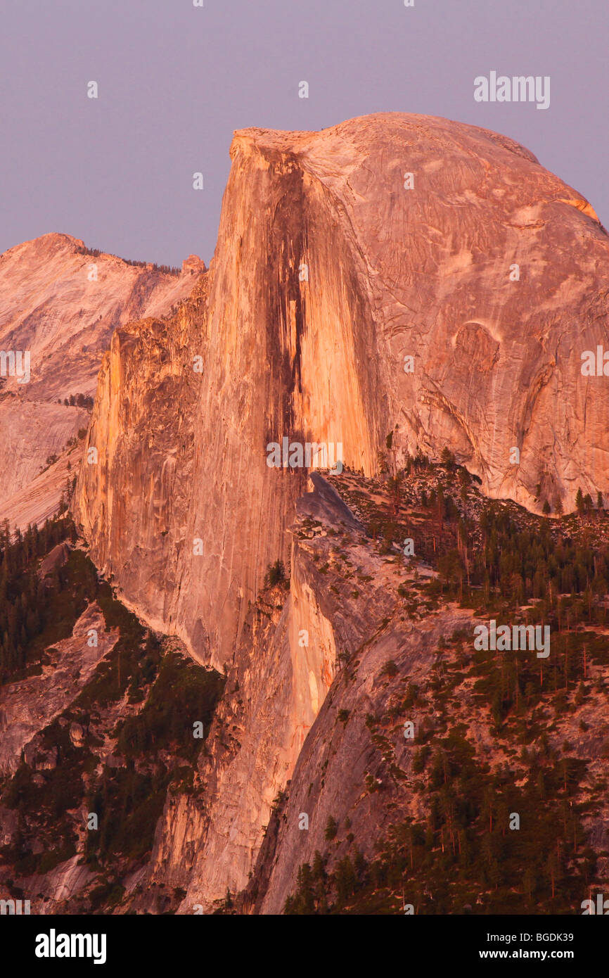 Mezza Cupola al tramonto dal punto ghiacciaio, il Parco Nazionale Yosemite in California Foto Stock