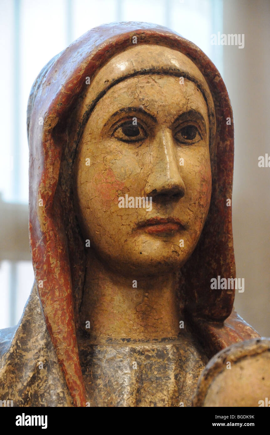 Close up Verticale dettaglio del 13esimo secolo pitturato scultura in legno della Madonna col Bambino Museo Poldi Pezzoli Milano Italia Foto Stock