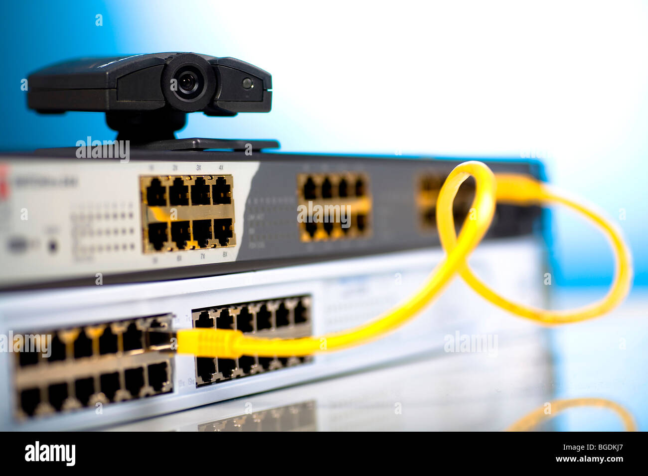 Videocamera di sorveglianza, switch di rete e cavi patch in una sala server Foto Stock