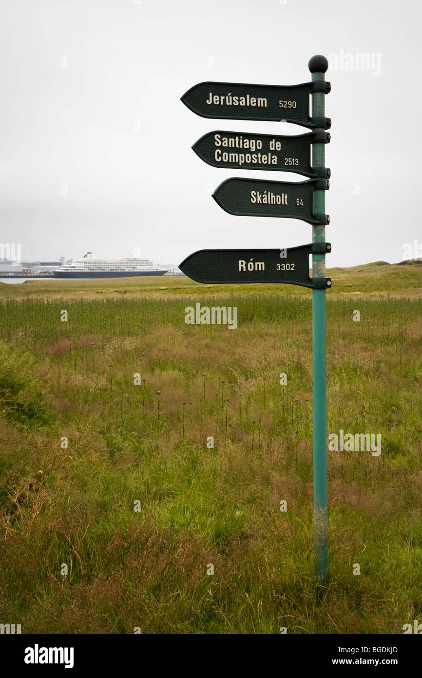 Segno indicante la distanza a vari luoghi in tutto il mondo. Isola Videy, Reykjavik, Islanda. Foto Stock