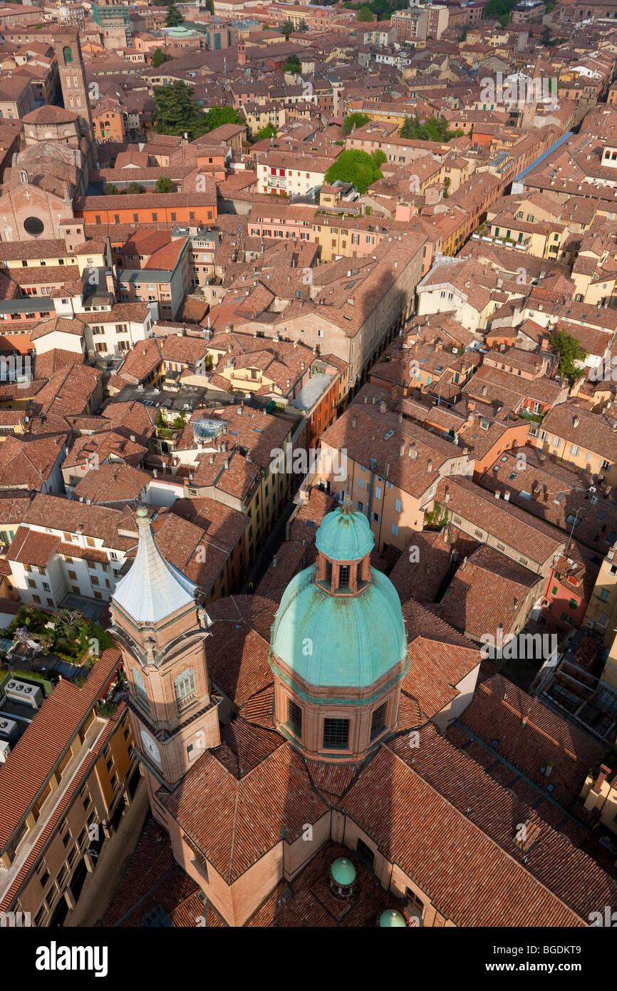 Vista dei tetti e San Bartolomeo chiesa, Bologna, Emilia Romagna, Italia Foto Stock