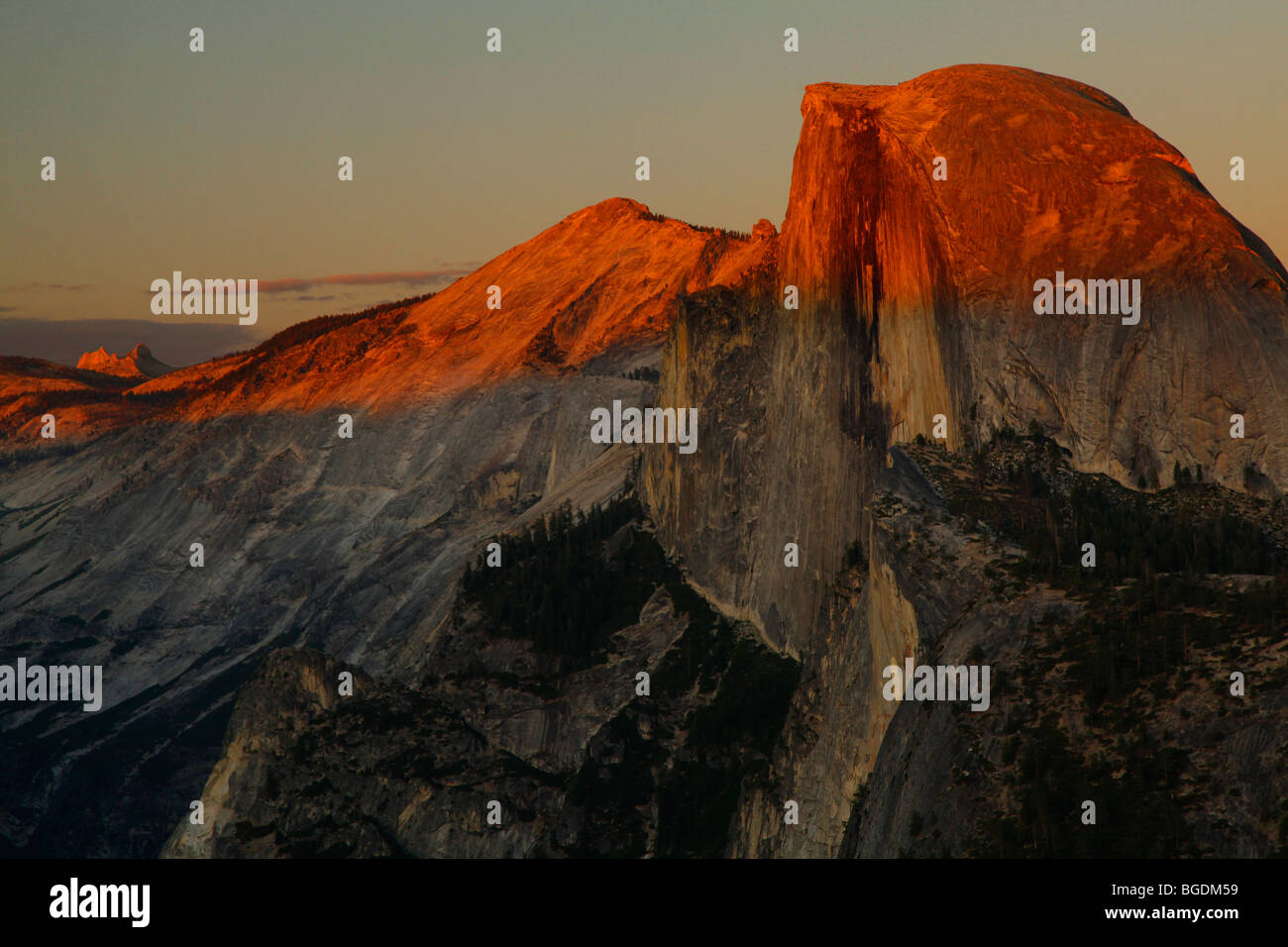 Mezza Cupola al tramonto dal punto ghiacciaio, il Parco Nazionale Yosemite in California Foto Stock