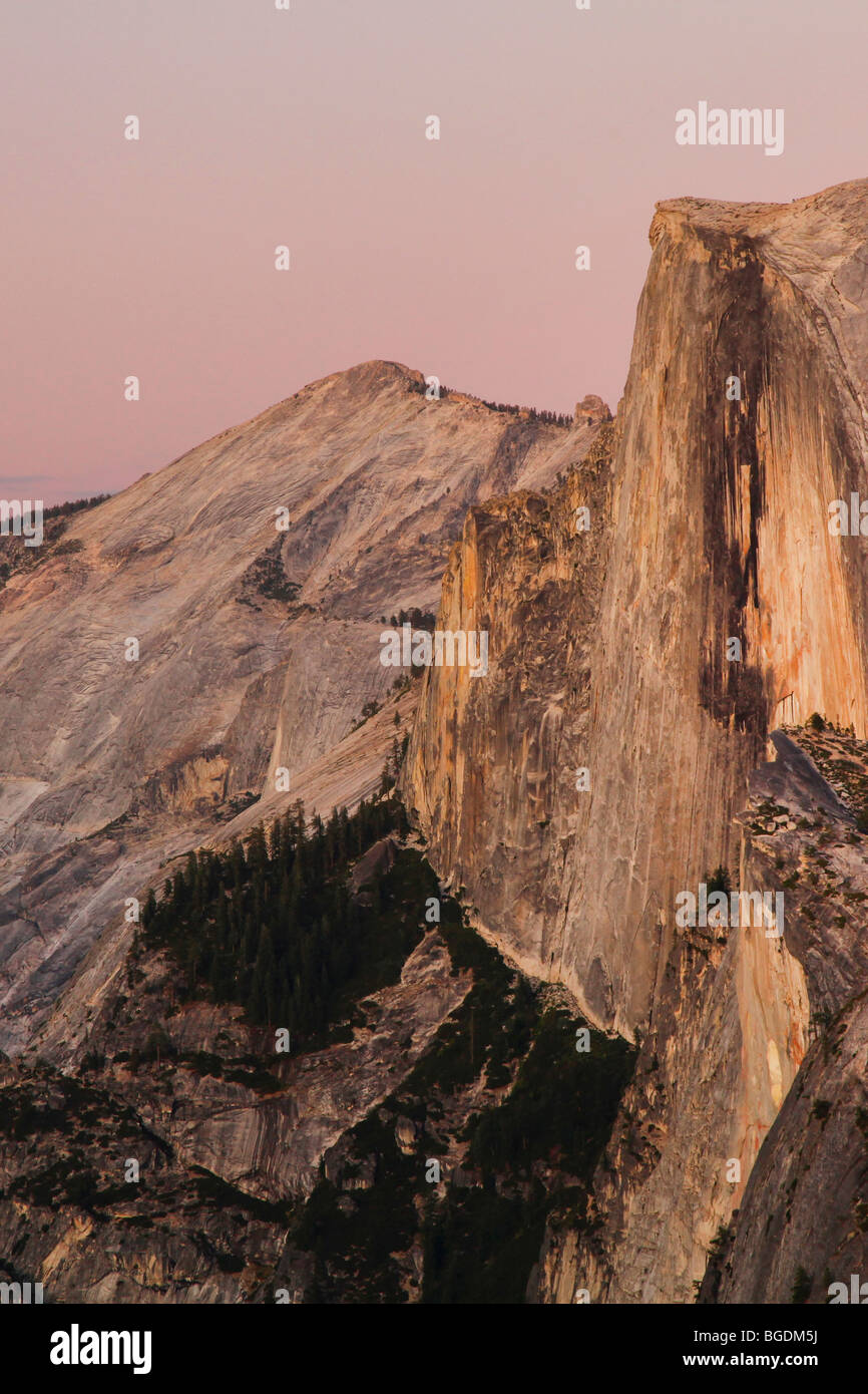Mezza Cupola al tramonto dal punto ghiacciaio, il Parco Nazionale Yosemite in California Foto Stock