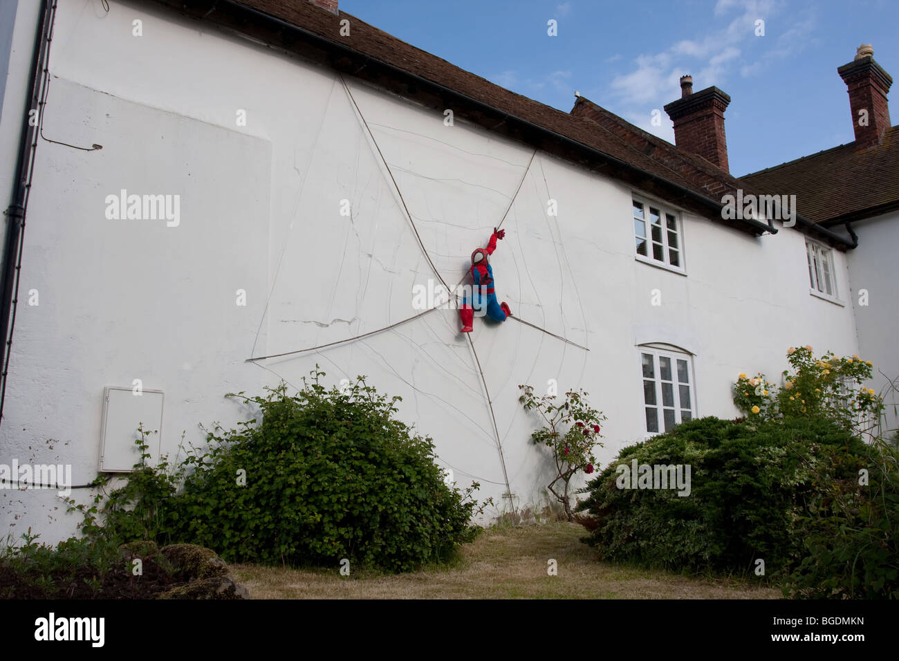 Acton Burnell a tema lo spaventapasseri vincitore,Spiderman su un web sul lato del contadino locale Rob Morgan's house. Foto Stock