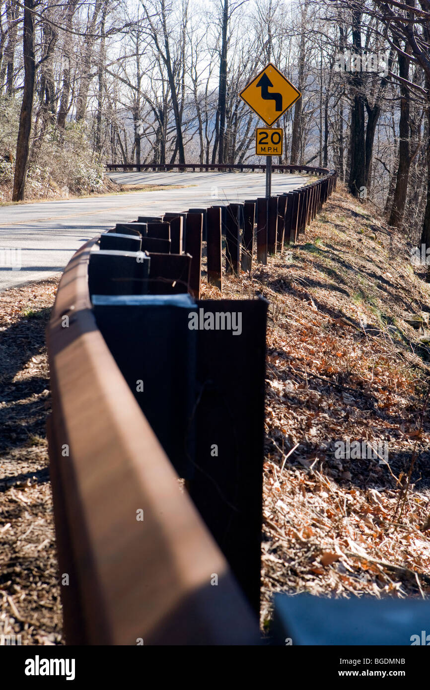 Strada tortuosa del Pisgah National Forest - nei pressi di Brevard, North Carolina, STATI UNITI D'AMERICA Foto Stock