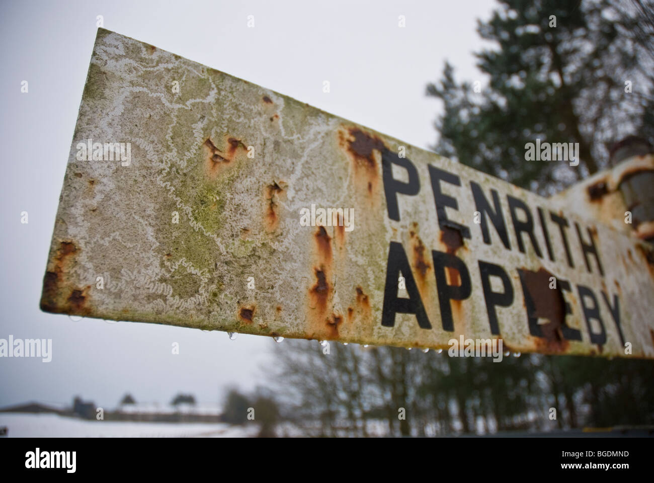 Rusty logore e vecchie cartello stradale a Penrith e Appleby Foto Stock