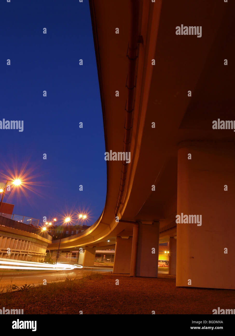 Ampia angolazione del moderno overbridge al crepuscolo Foto Stock