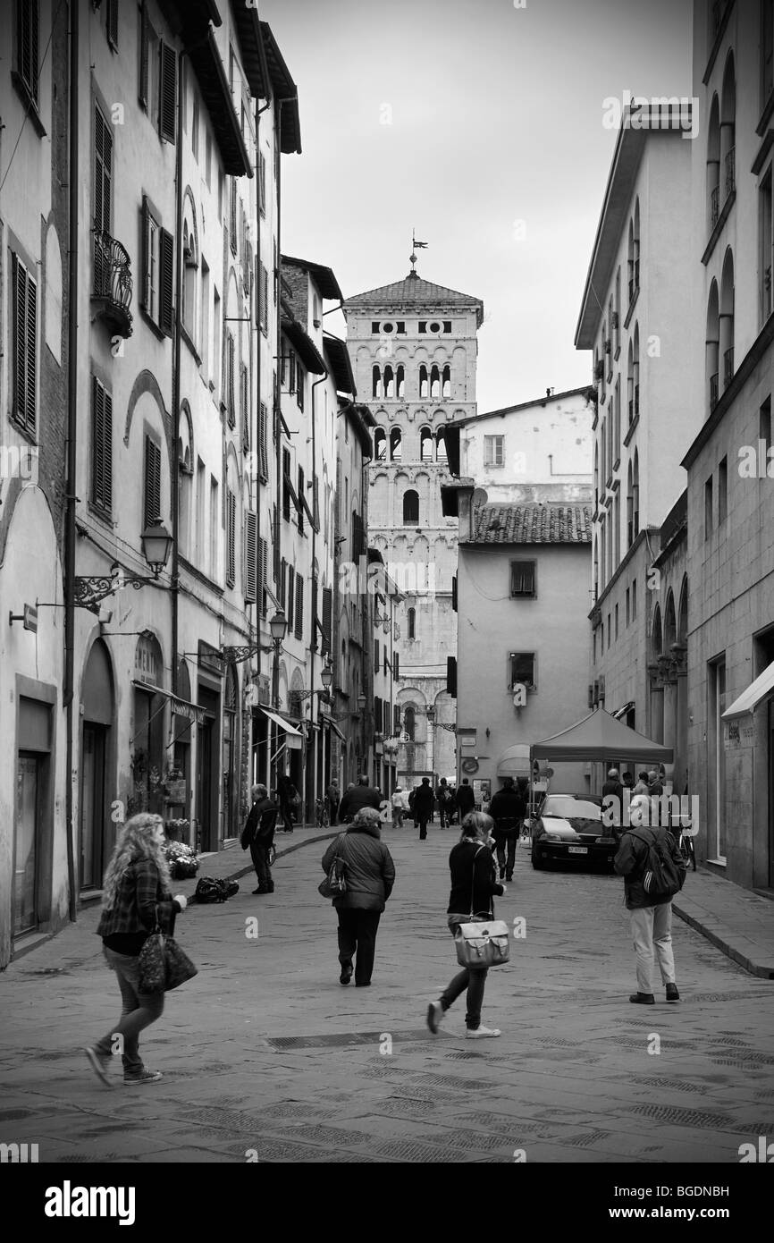 Le strette strade e la torre campanaria della Basilica di San Michele in Foro nella città di Lucca, Toscana, Italia. Foto Stock