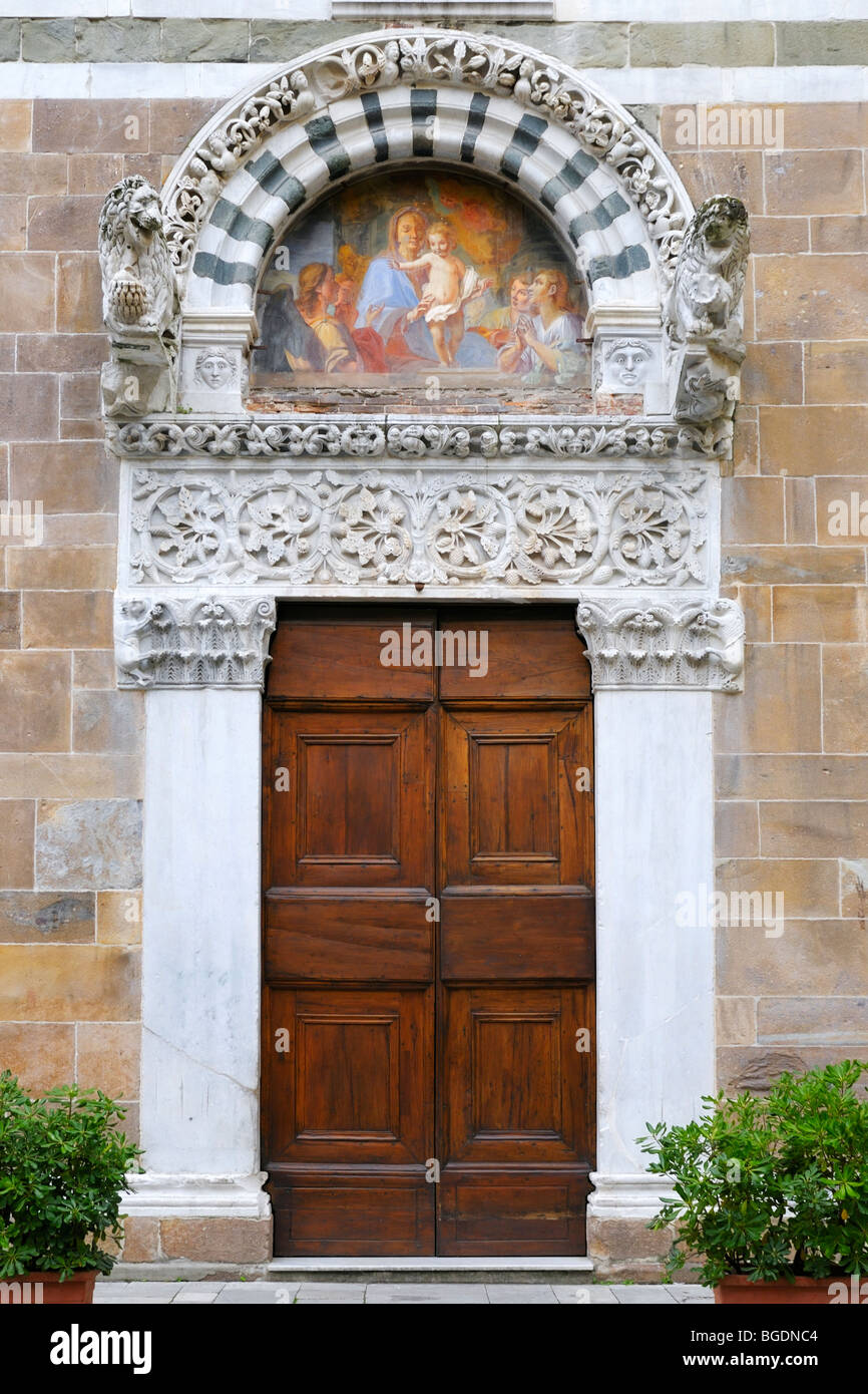 La porta di ingresso della chiesa di San Guisto a Lucca, Toscana, Italia. Foto Stock