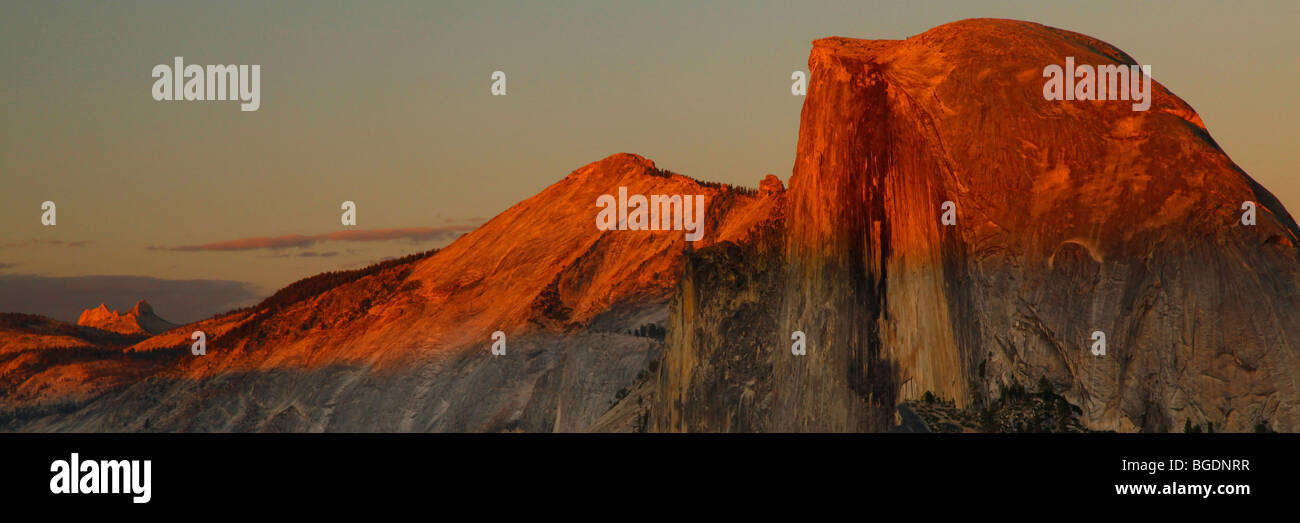 Mezza Cupola al tramonto dal punto ghiacciaio, il Parco Nazionale Yosemite in California Foto Stock