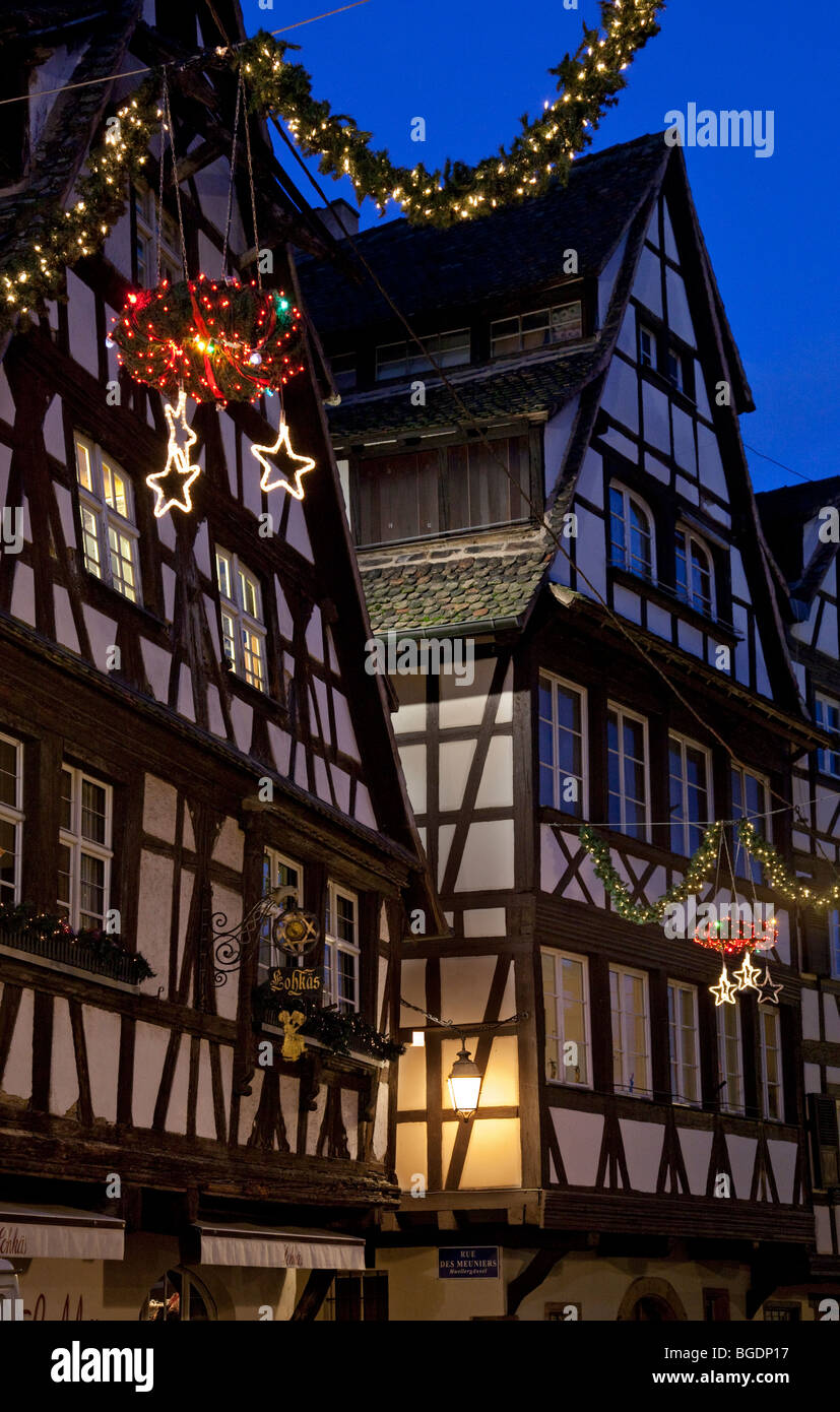 Le luci di Natale e la struttura di legno di vecchi edifici nel quartiere Petite France di Strasburgo, Alsazia, Francia. Foto Stock