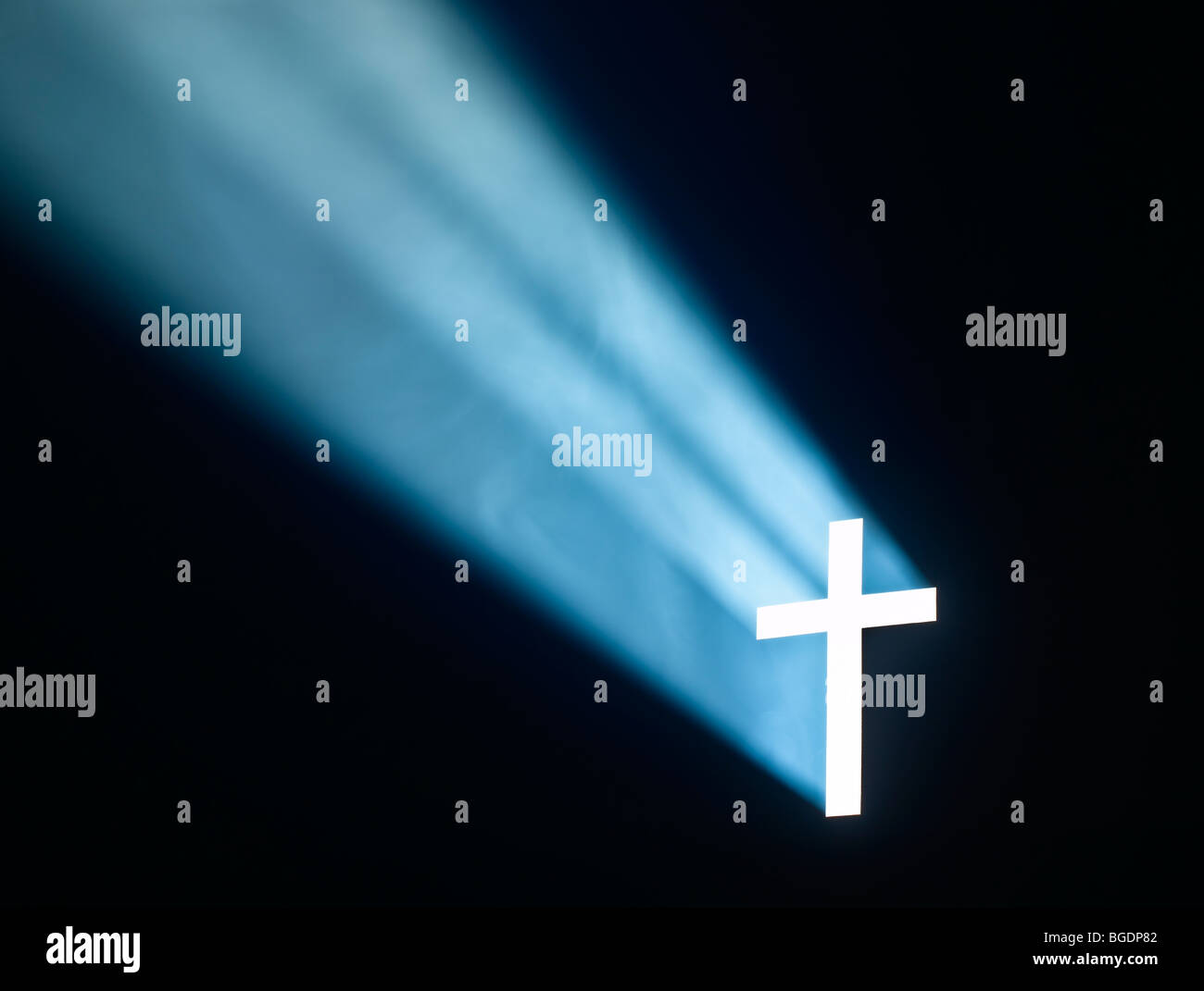 Una croce cristiana incandescente Foto Stock