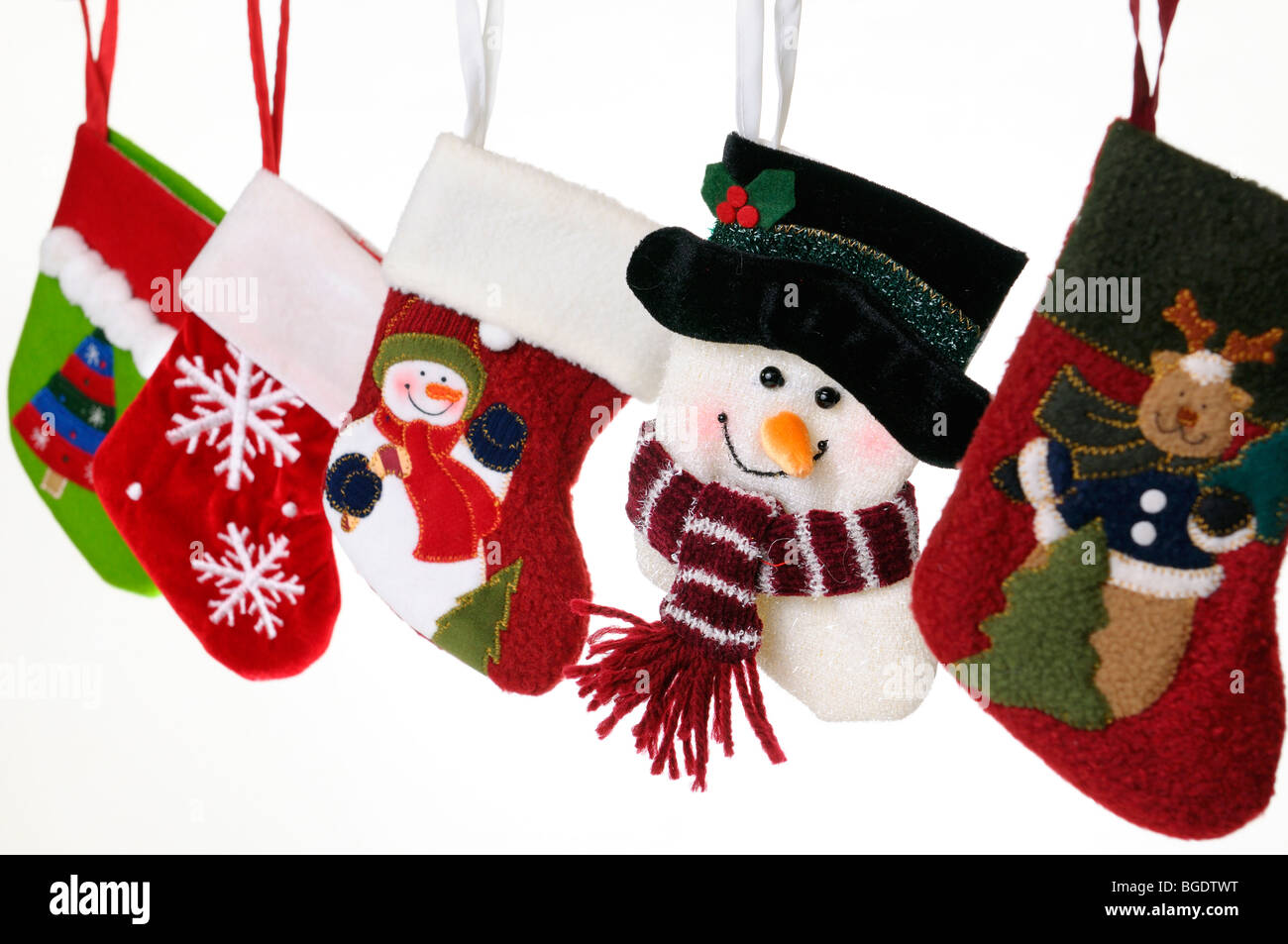 Collezione unica di calze di Natale con pupazzi di neve, Teddy bear,  fiocchi di neve, decorate albero, appeso su sfondo bianco Foto stock - Alamy