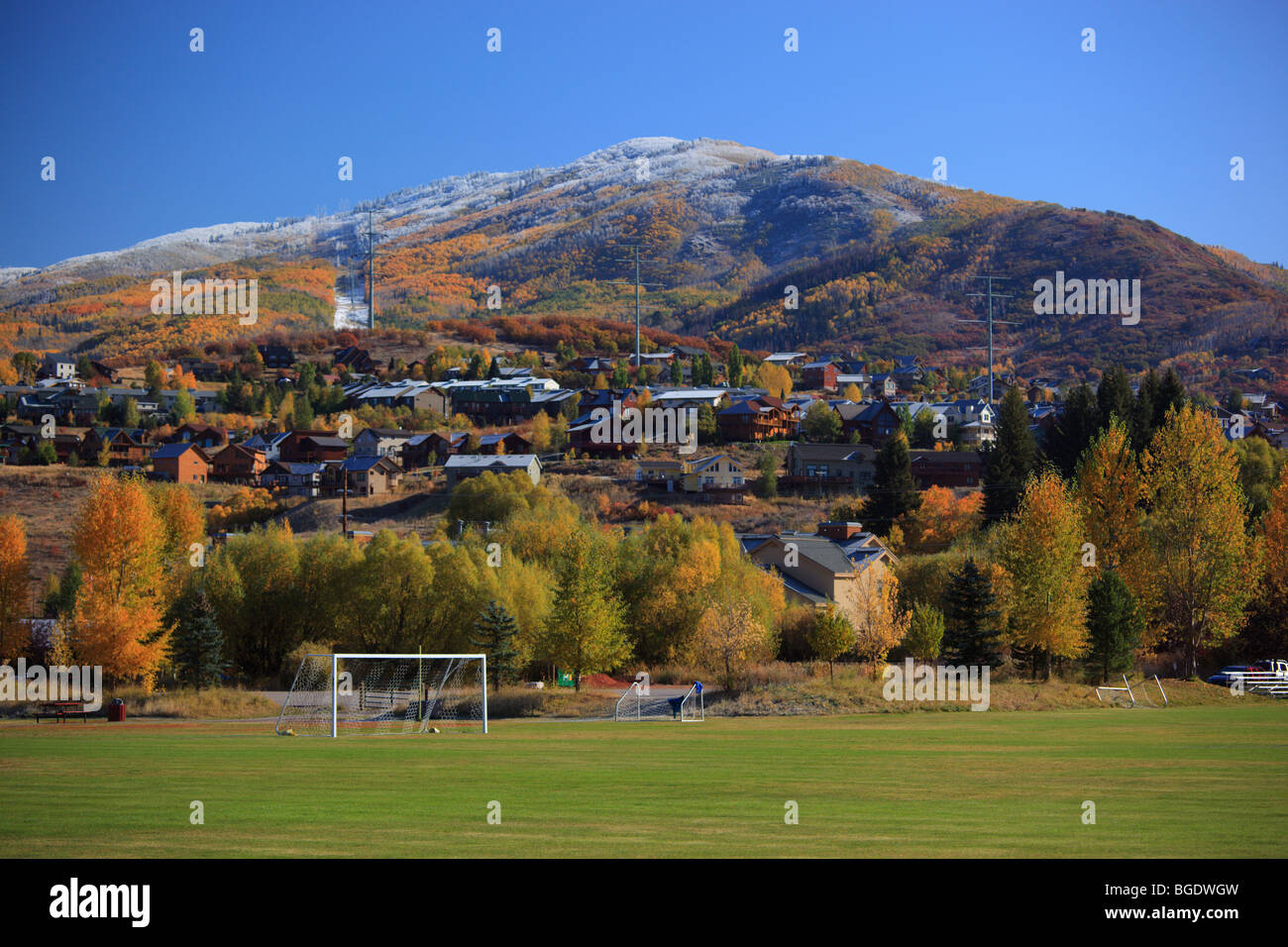 Campo da calcio in autunno con la prima neve di Steamboat Springs Colorado USA Foto Stock