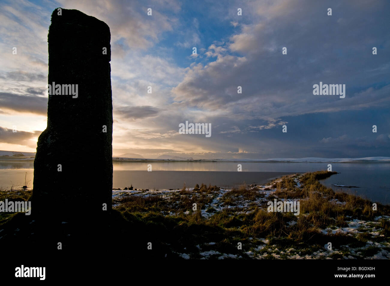 L'orologio in pietra tra permanente di Stenness e l'anello di Brodgar Orkney inverno. SCO 5701 Foto Stock