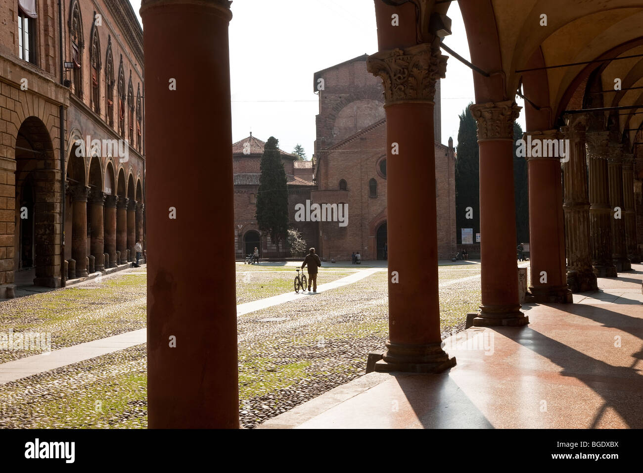 Piazza mercanzia e Torre Asinelli, Bologna, Emilia Romagna, Italia Foto Stock