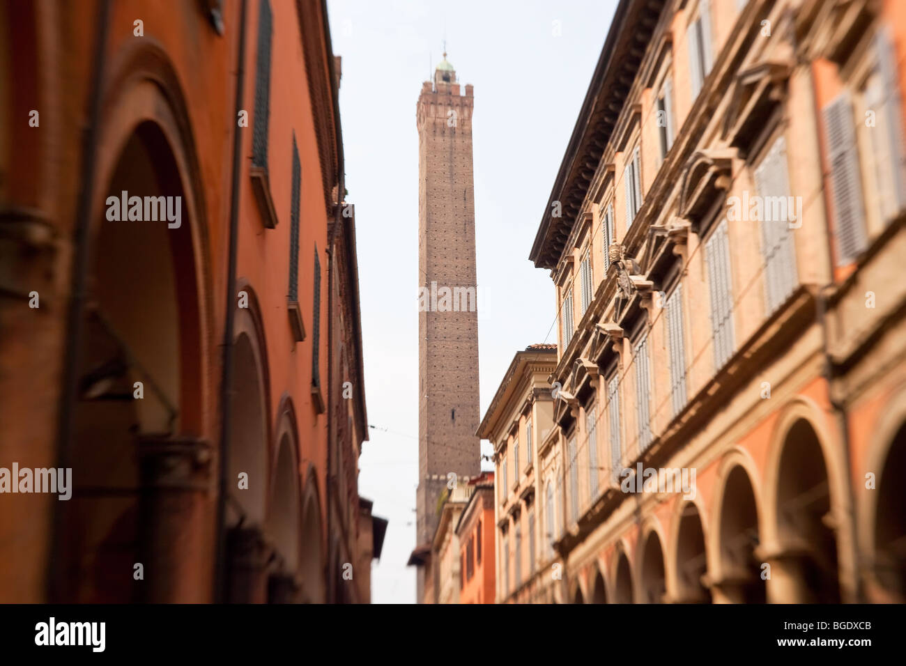 Le Du Torri Tower & street, Bologna, Emilia Romagna, Italia Foto Stock