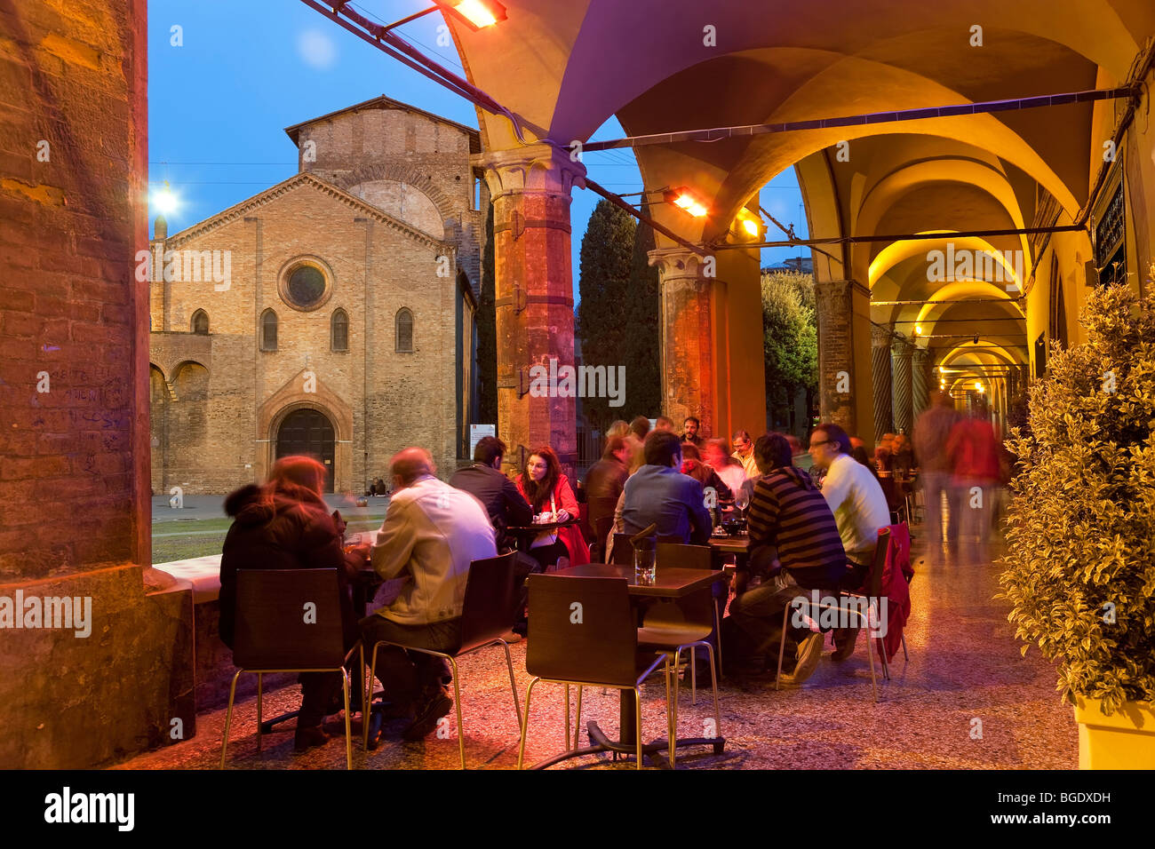 Bar o ristorante al tramonto, Piazza mercanzia e Torre Asinelli, Bologna, Emilia Romagna, Italia Foto Stock