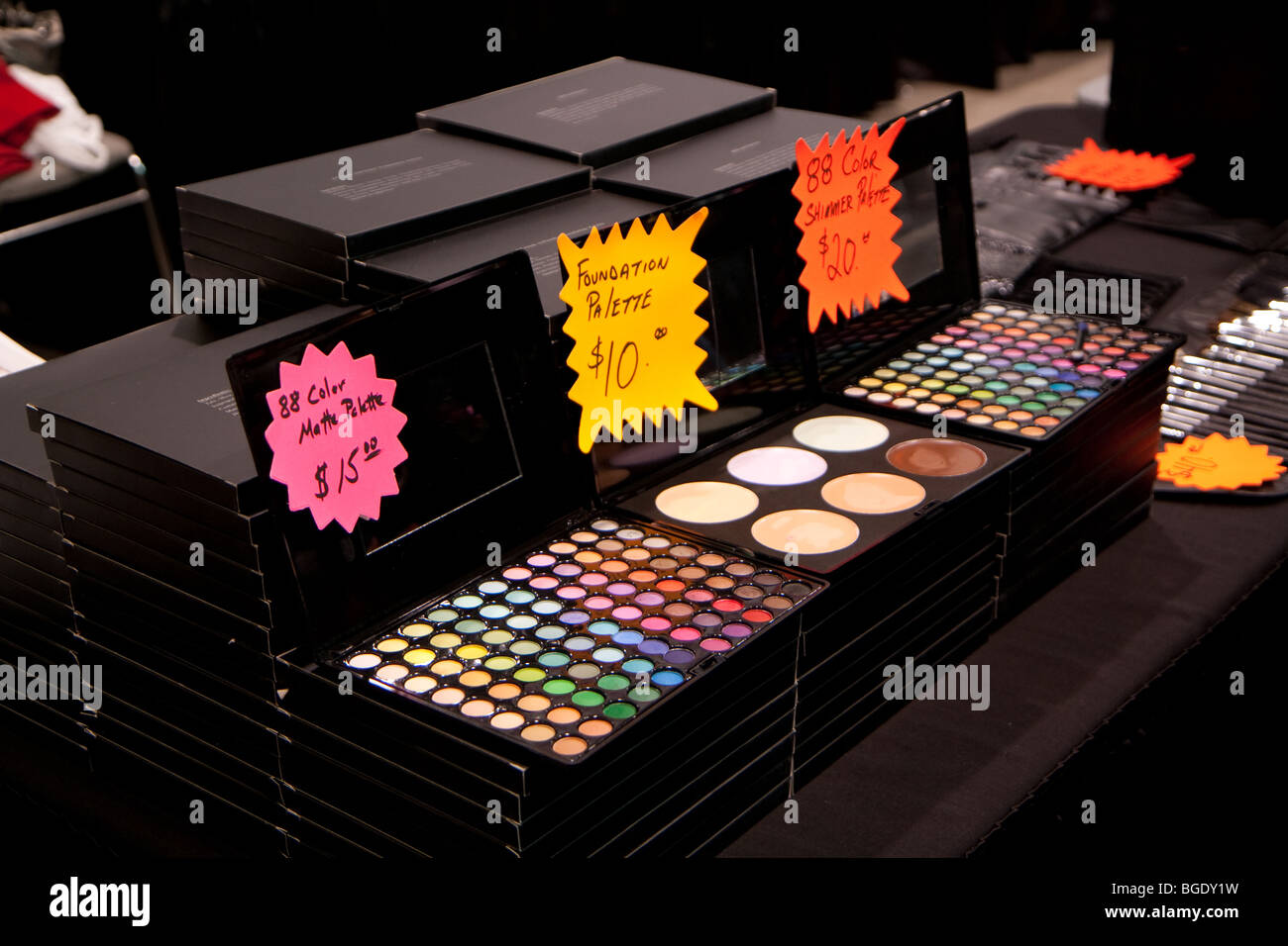 Ombretto tavolozza in vendita le donne trucco cosmetici Foto Stock