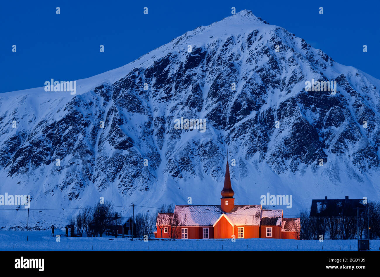 Chiesa Rossa sotto una montagna, blu luce d'inverno. Foto Stock