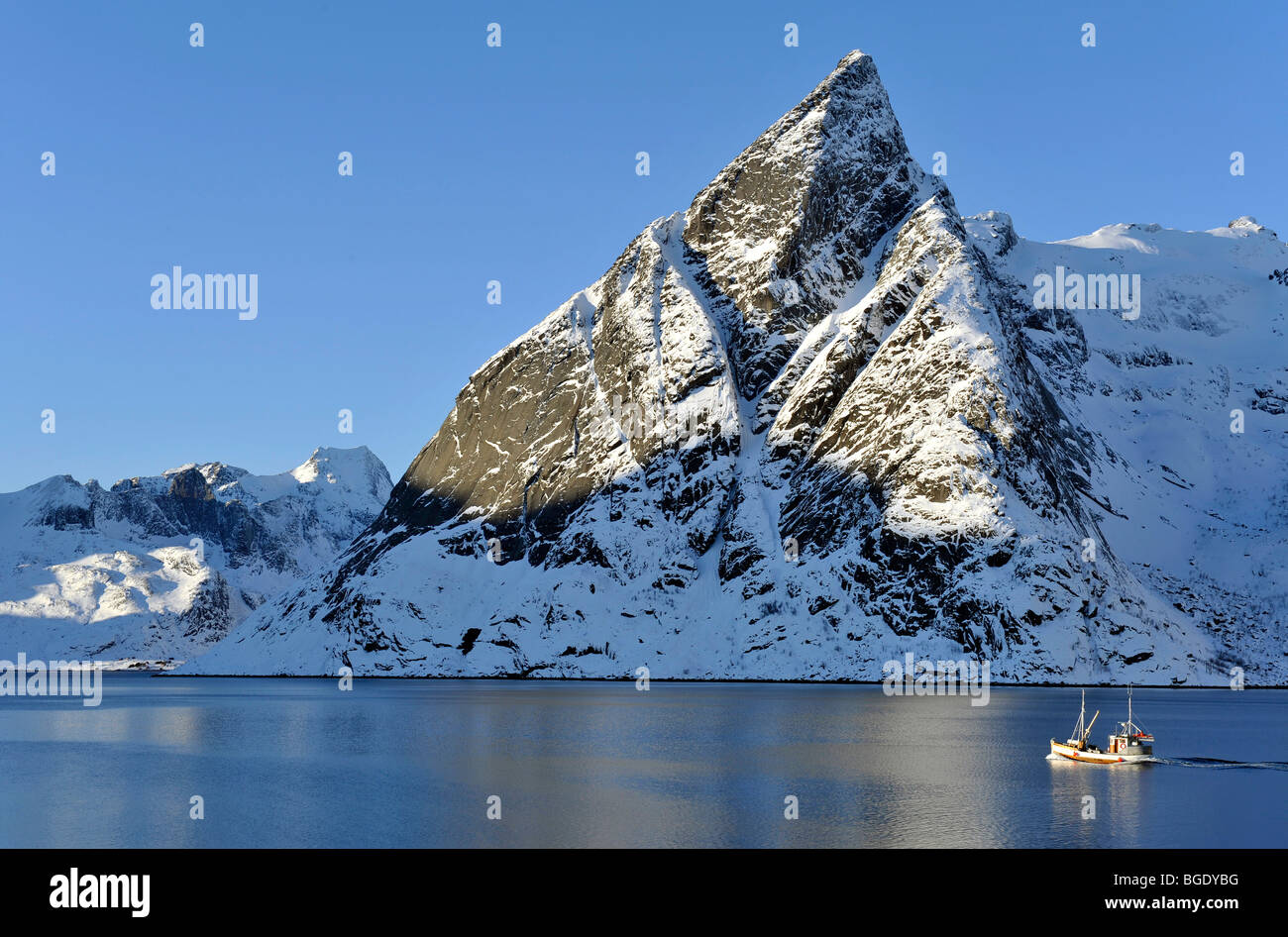 Fjord paesaggio di montagne e di una barca da pesca. Lofoten, a nord della Norvegia Foto Stock
