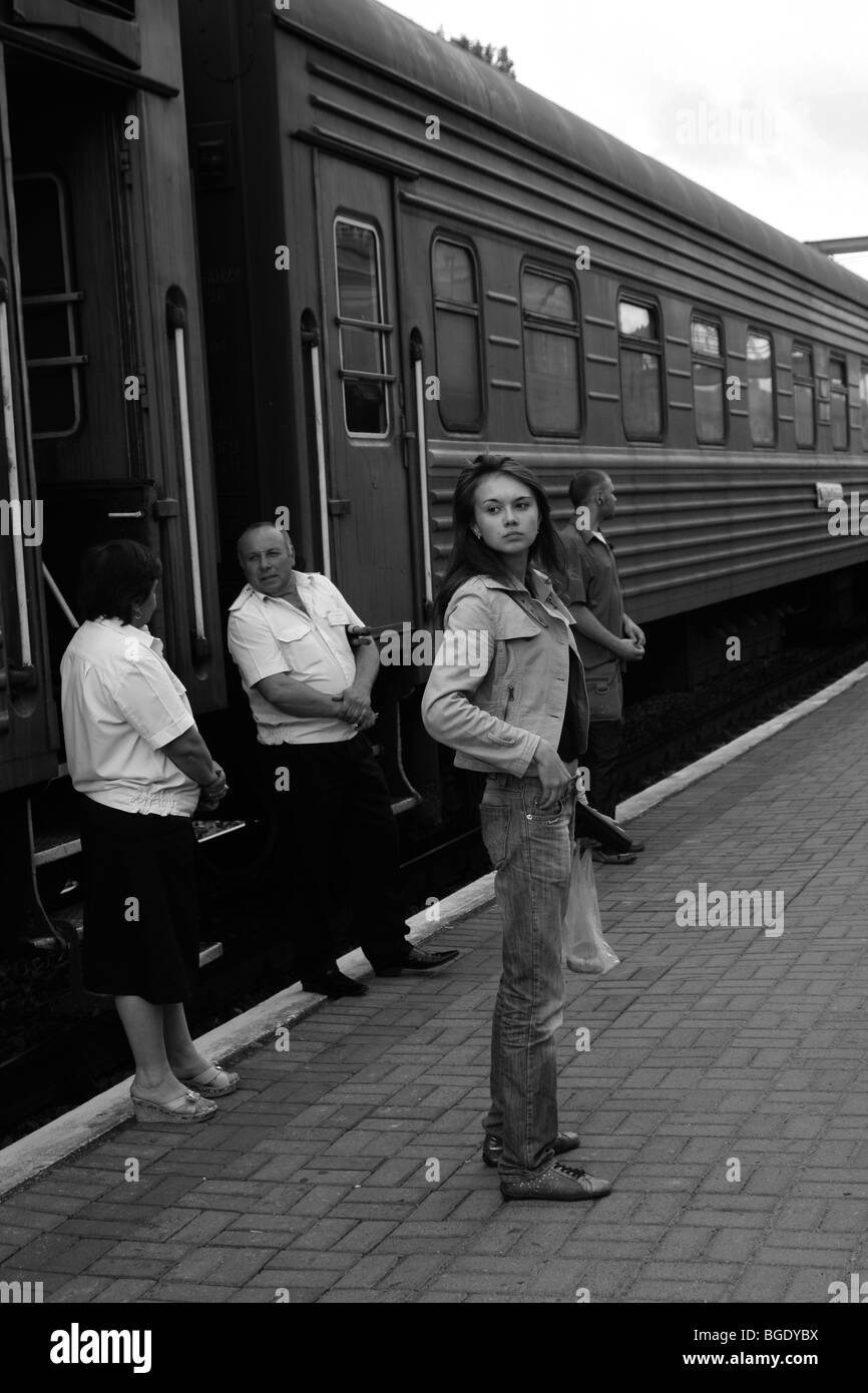 Una ragazza adolescente alla stazione ferroviaria di Ivano Frankivsk, Ucraina occidentale, in partenza per un viaggio in ferrovia Ucraina. Foto Stock